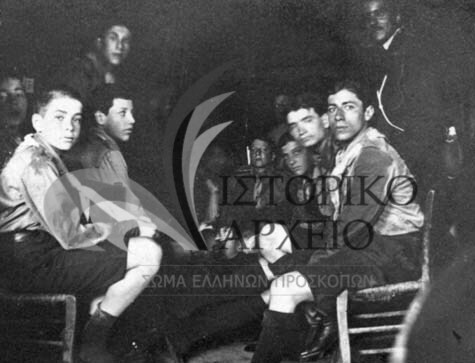 Μαθήματα πρώτων βοηθειών στην 7η Ομάδα Αθηνών το 1915 με αρχηγό τον Ζαχαρία Νεοφύτου.