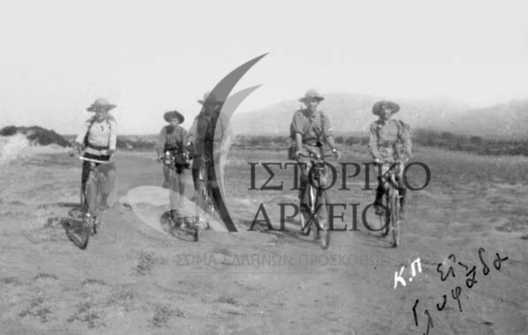 Οι πρώτες ομάδες σε εκδρομή με ποδήλατα στη Γλυφάδα το 1913.