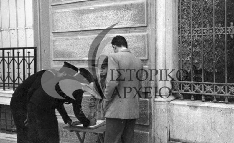 Η 8η Ομάδα Αθηνών συγκεντρώνει υπογραφές υπέρ των Κυπρίων Καραολή & Δημητρίου το 1955.