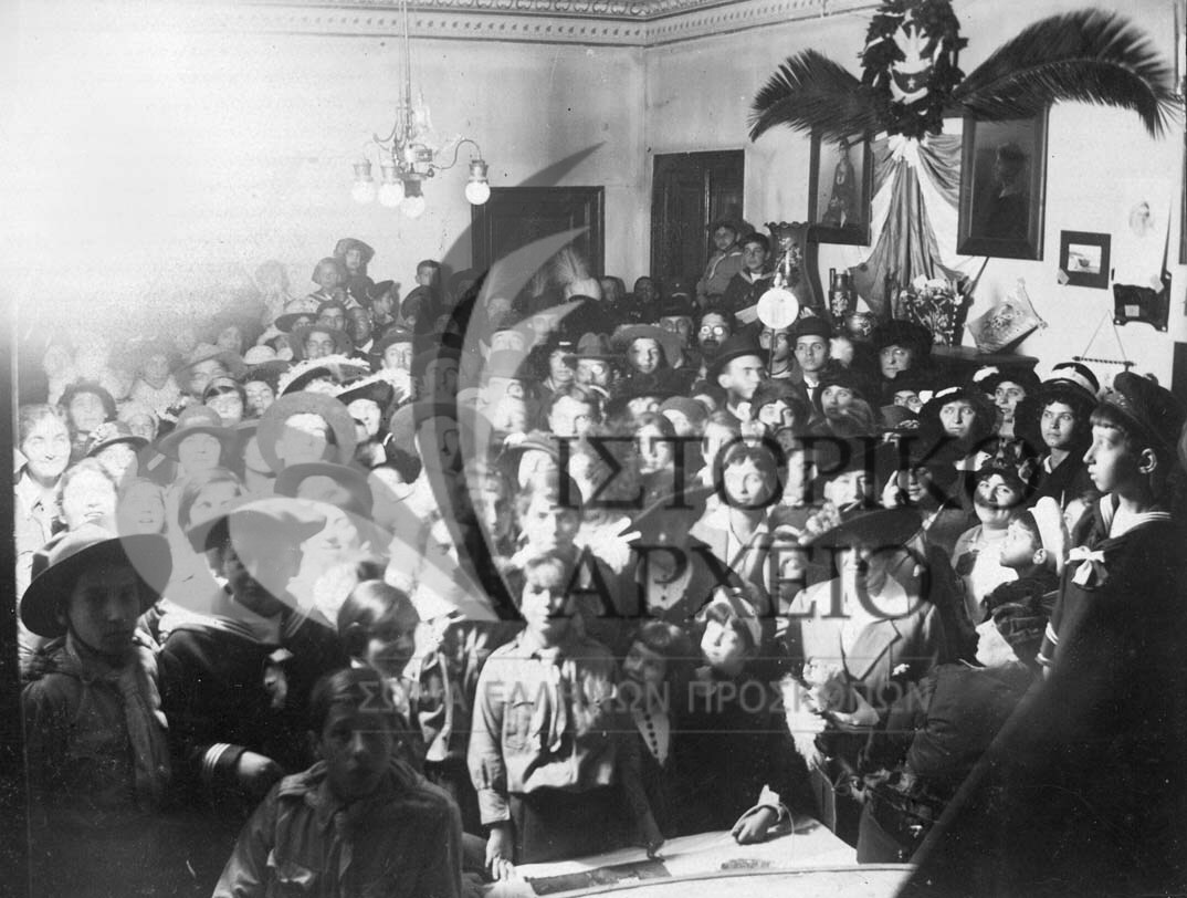 Πρόσκοποι σε γιορτή στο Λύκειο Κωνσταντινίδη το 1915.