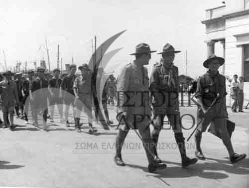 Η ελληνική αντιπροσωπεία με επικεφαλής τους Αντ. Μπενάκη, Δ. Αλεξάτο και Η. Ησαϊα κατά την άφιξή τους στον Πειραιά από το Τζάμπορη της Γαλλίας όπου συμμετείχαν το 1947. 