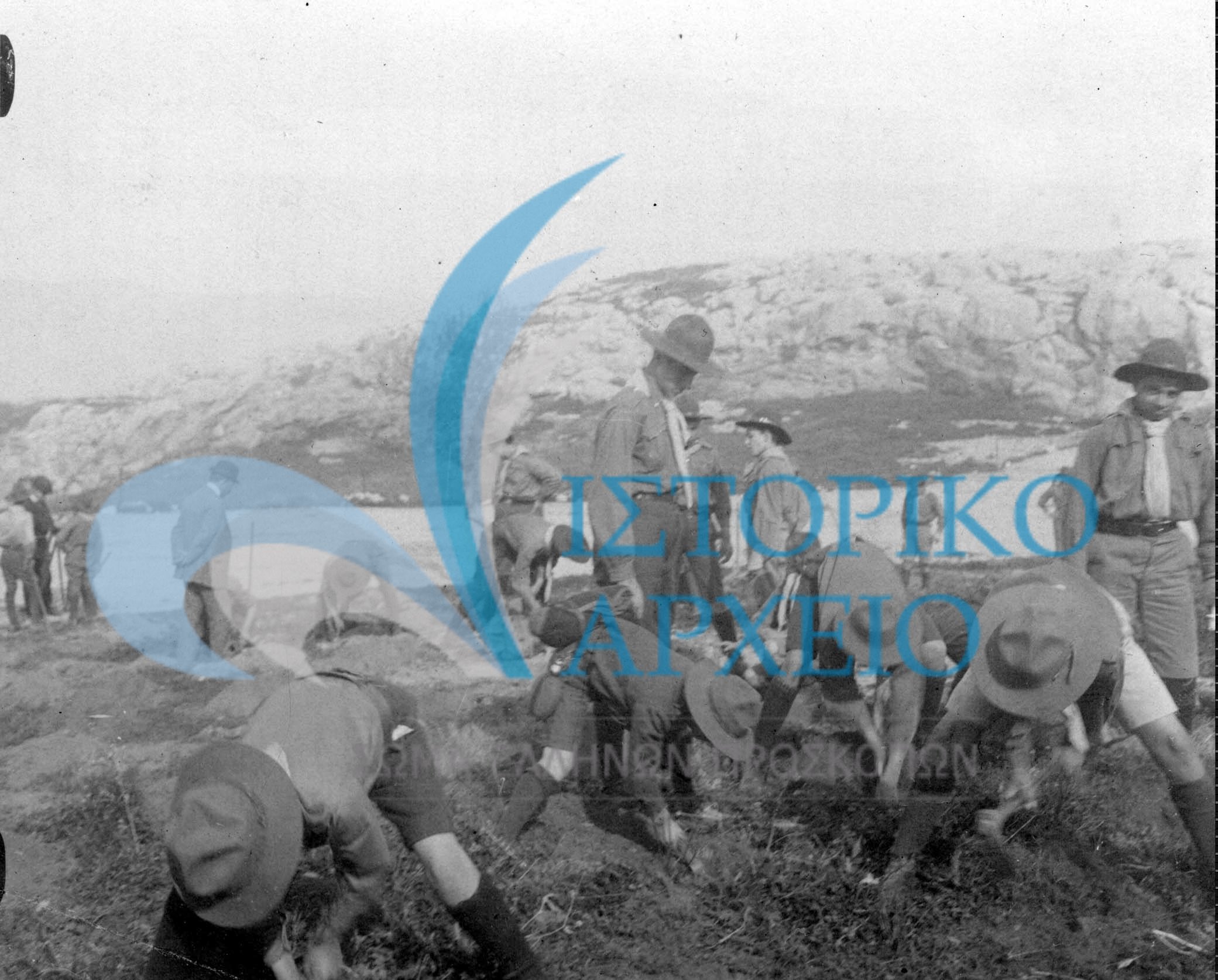 Πρόσκοποι σε δεντροφύτευση στη περιοχή γύρω από το Φιλοπάππου το 1913.