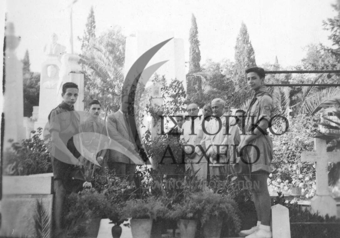 Πρόσκοποι στο μνήμα του Αθ. Λευκαδίτη κατά την διάρκεια επιμνημόσυνης δέησης το 1948.