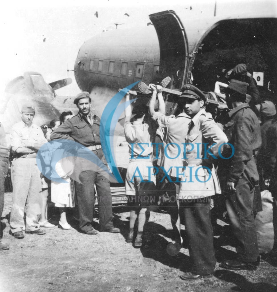 Πρόσκοποι της Καστοριάς βοηθούν την διακομιδή τραυματιών σε αεροσκάφος στο αεροδρόμιο του Άργους Ορεστικού το 1948.