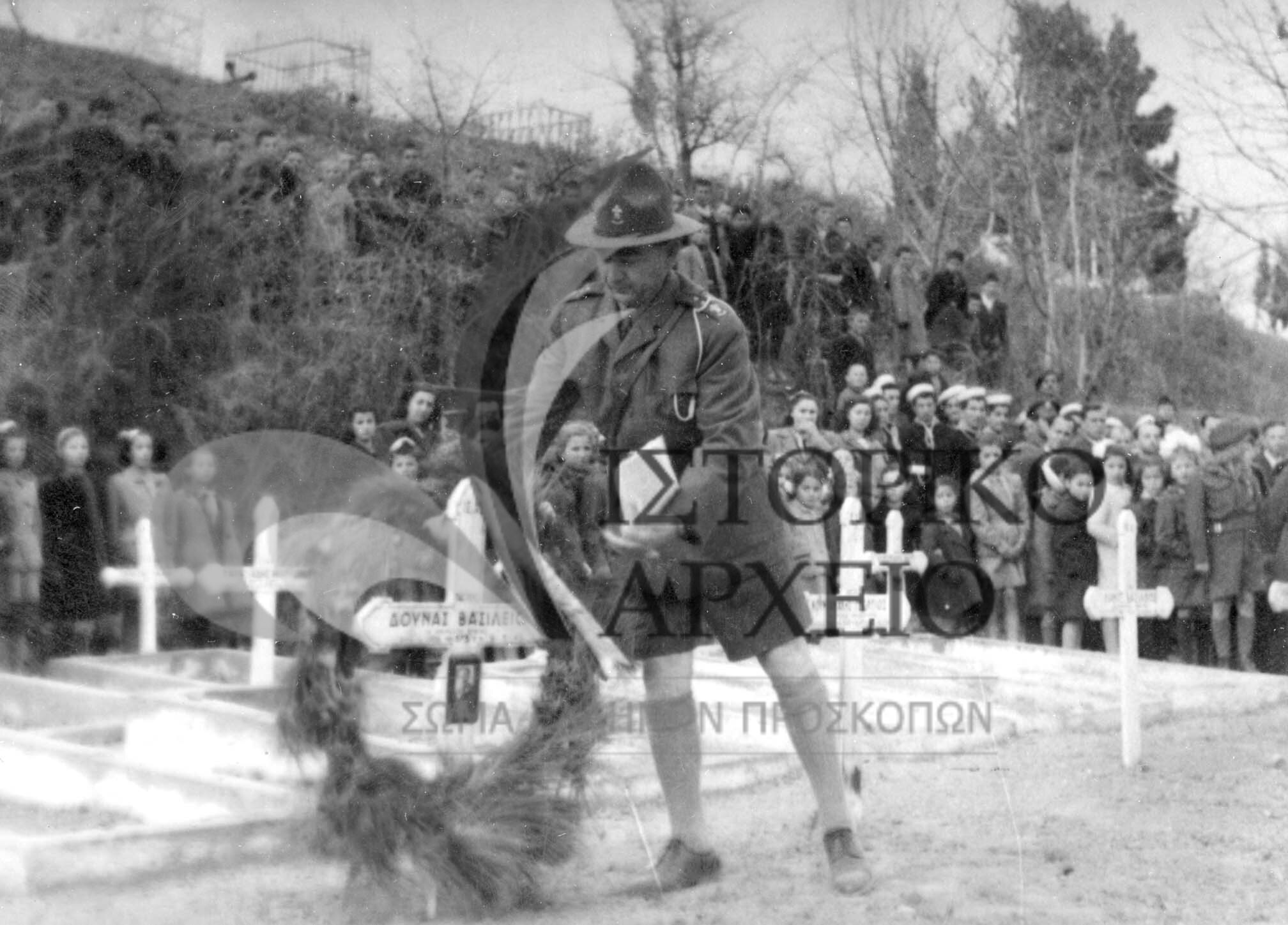 Ο Περιφερειακός Έφορος Καστορίας καταθέτει στεφάνι σε νεκρούς του εμφυλίου πολέμου κατά την διάρκεια επιμνημόσυνης δέησης στο Στρατιωτικό Νεκροταφείο Καστοριάς το 1949.