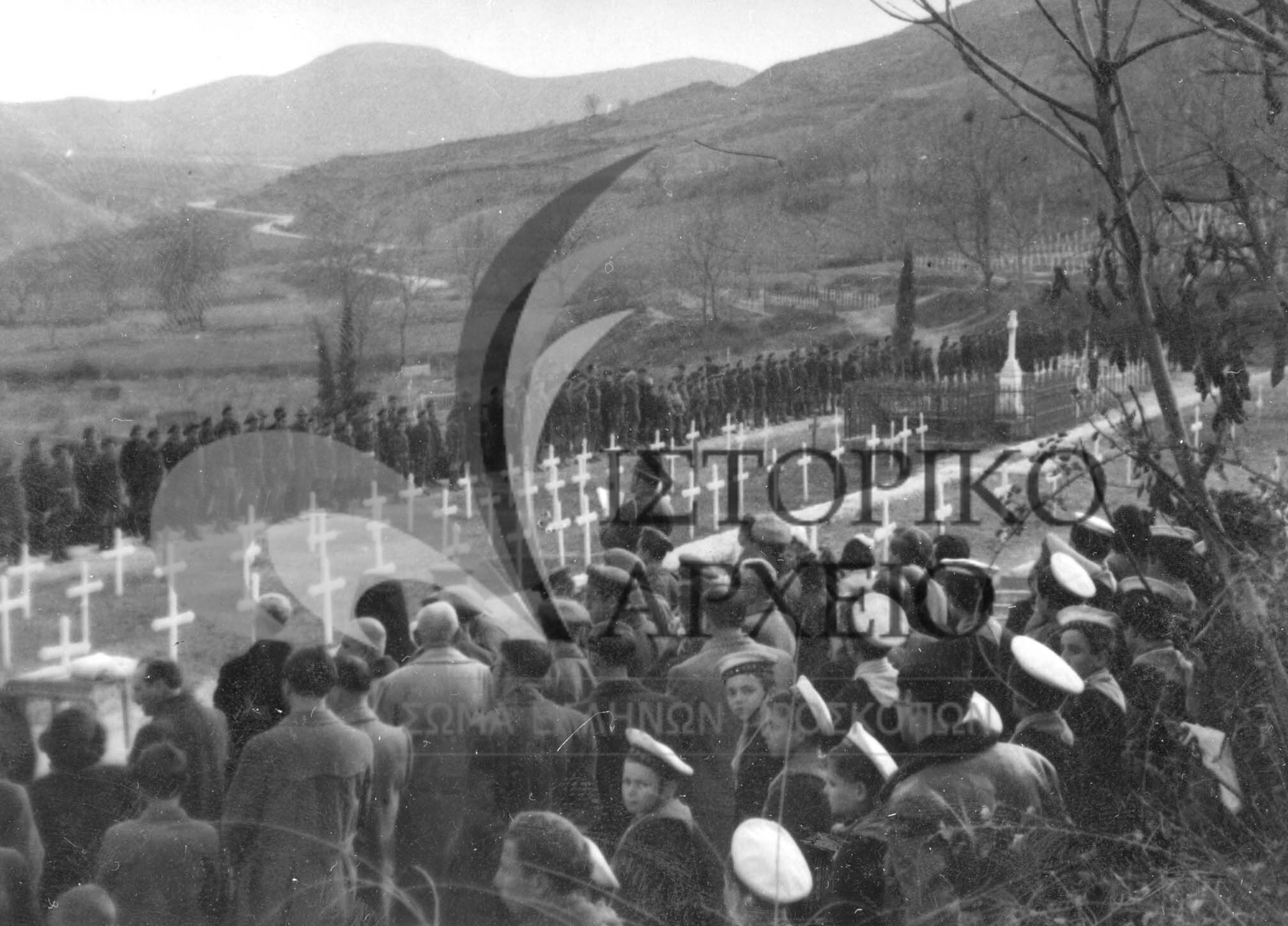 Επιμνημόσυνη δέηση στους τάφους των νεκρών του εμφυλίου στην περιοχή Αλεβίτσα στο Βίτσι από τους Προσκόπους της Καστορίας το 1949.