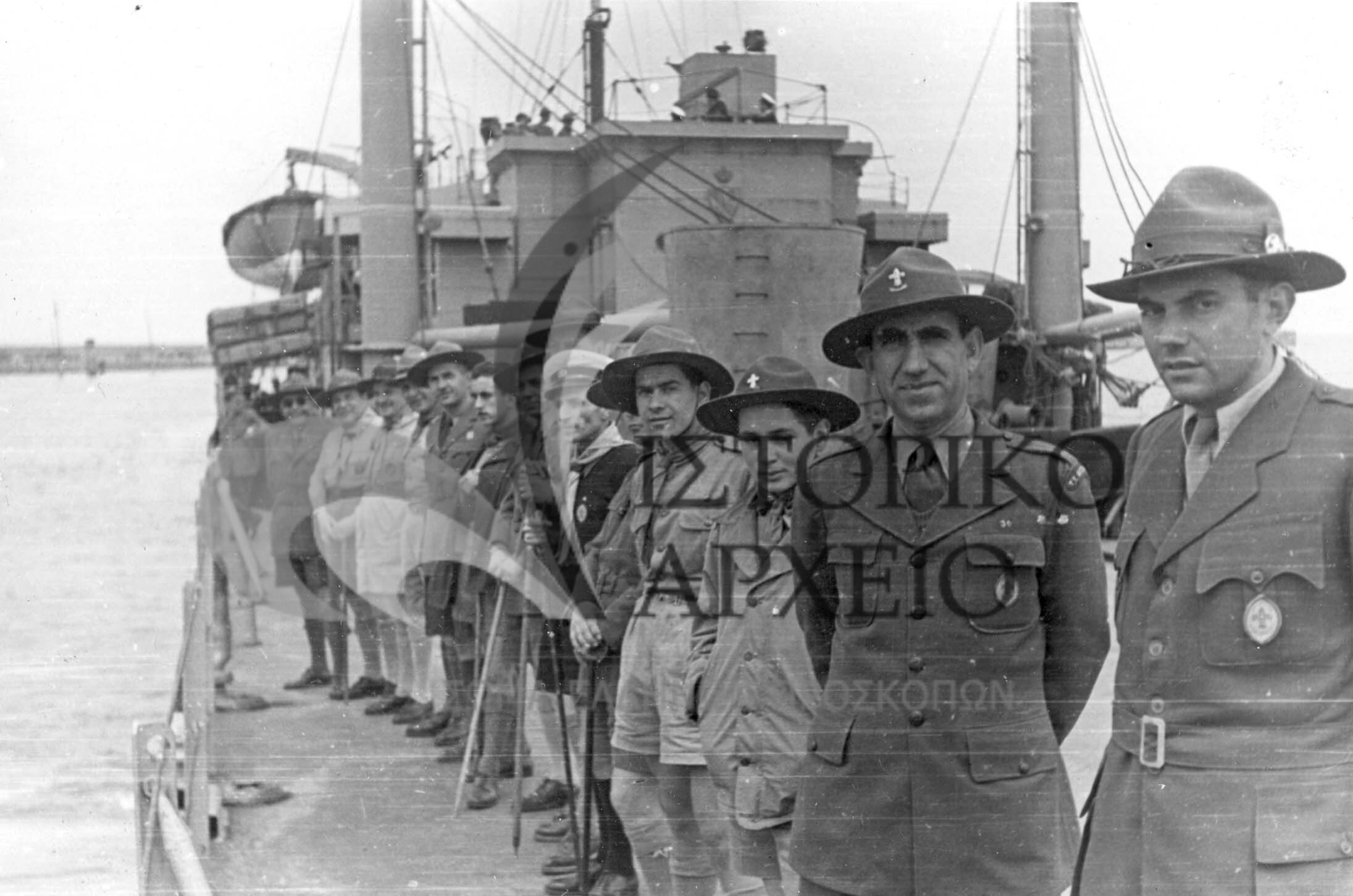 Πρόσκοποι που συμμετέχουν στο Πανελλήνιο Συνέδριο στη Ρόδο, πάνω στο πλοίο την ώρα της αναχώρησης από το λιμάνι του Πειραιά.