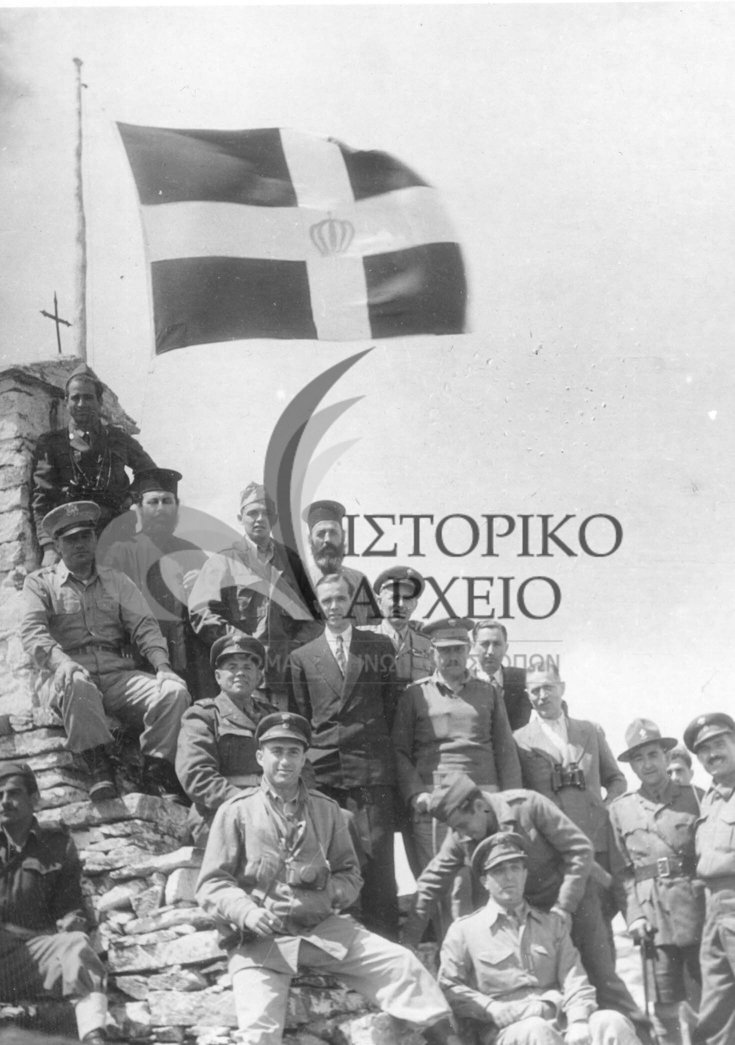 Ο Περιφερειακός Έφορος Καστοριάς Γιαννόπουλος, με τον Στρατηγό Βασιλαρά, τον Νομάρχη Τσακίρη, τον Εισαγγελέα Αργυρόπουλο, τον Δήμαρχο Καστοριάς και αμερικανούς αξιωματικούς κατά την έπαρση σημαίας στο Βίτσι την περίοδο του εμφυλίου το 1949.