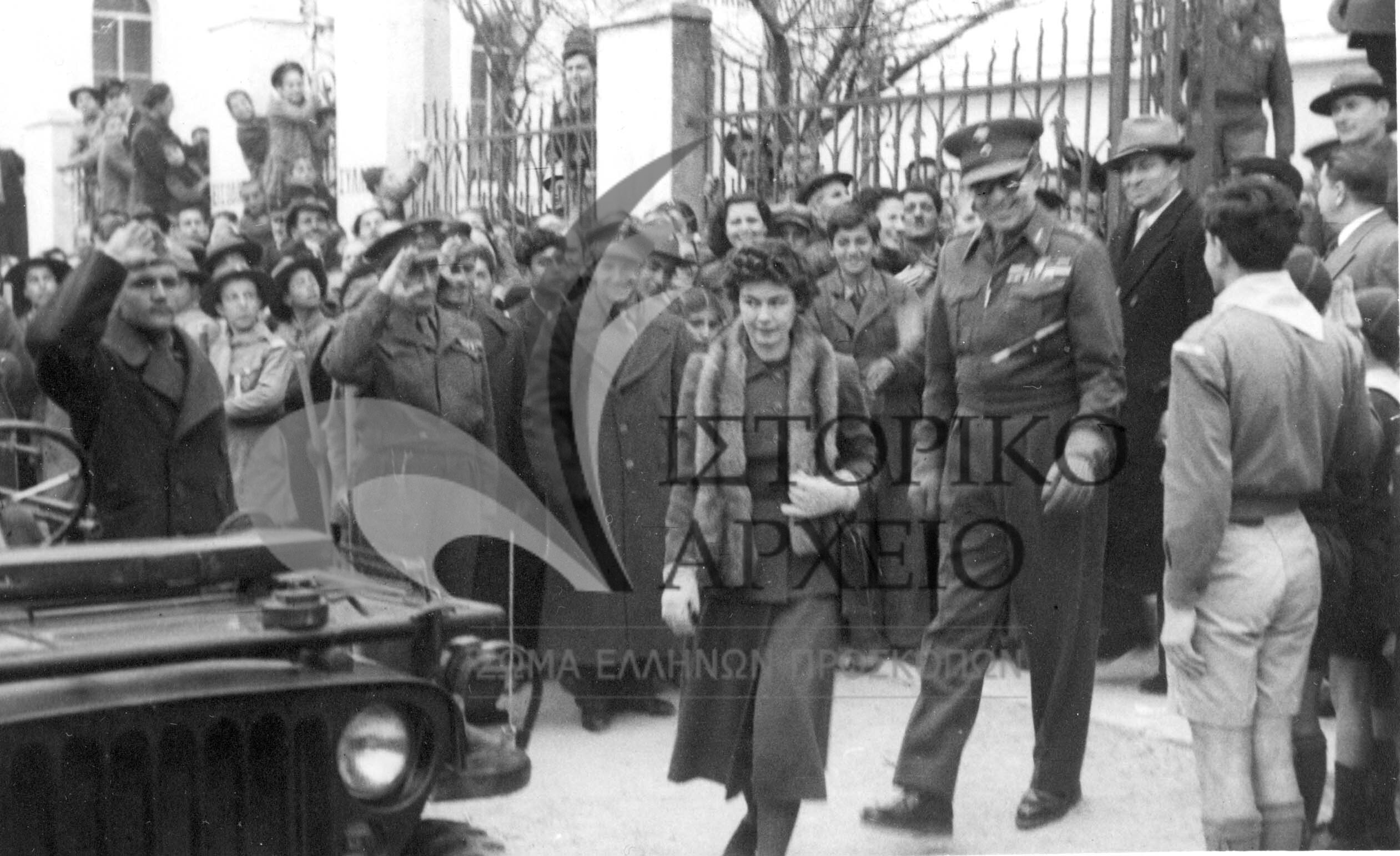 Ο Βασιλιάς Παύλος έξω από την λέσχη των Προσκόπων στην Ξάνθη κατά την περιοδεία του στην περιοχή το 1949.