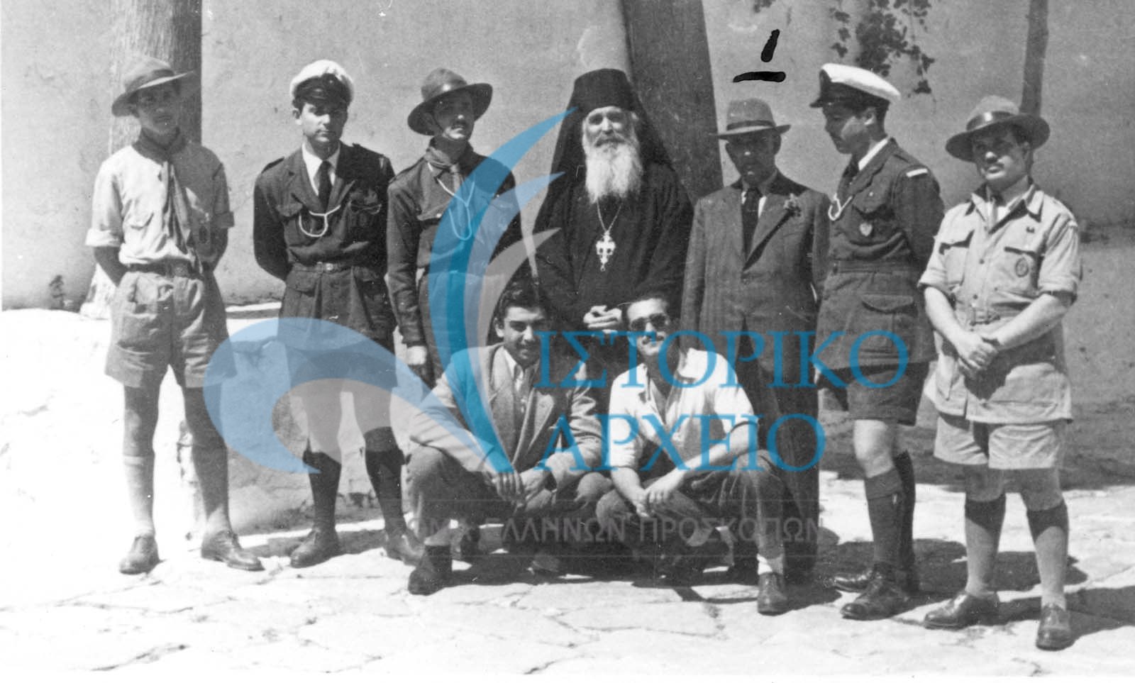 Πρόσκοποι της Πάρου με τον ηγούμενο Φιλ. Ζερβάκο έξωθεν της Ιεράς Μονής Ζωοδόχου Πηγής Λογγοβάρδας το 1949.