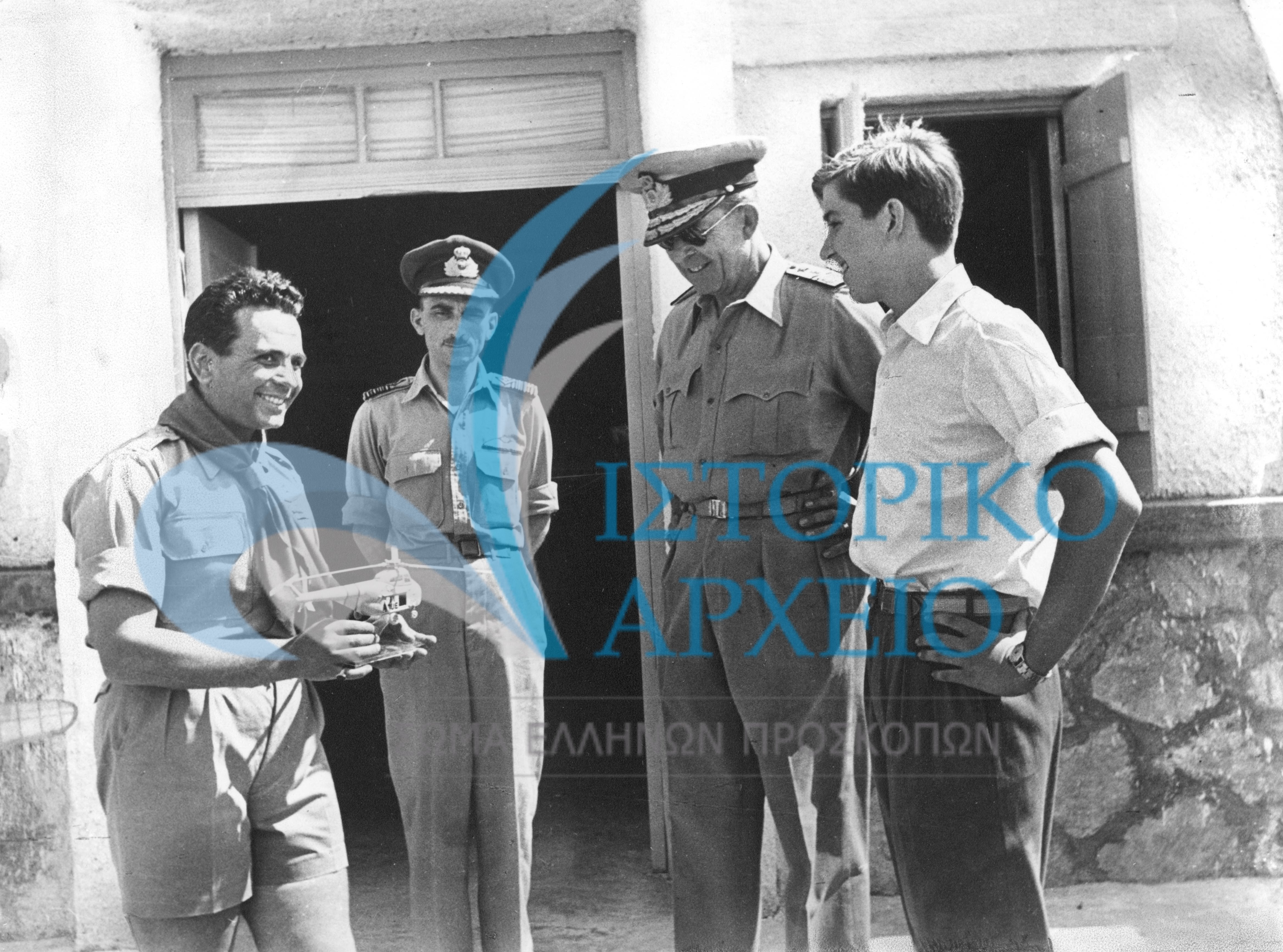 Ο Βασιλιάς Παύλος με τον Διάδοχο Κωνσταντίνο σε δράση των αεροπροσκόπων Θεσσαλονίκης το 1955.