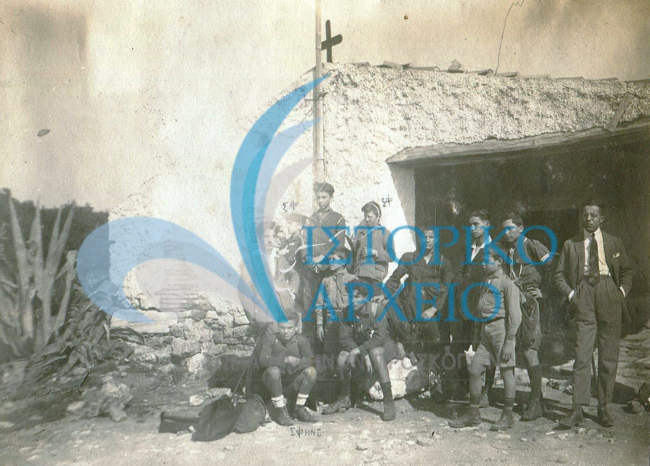 Πρόσκοποι της 9ης Ομάδας Αθηνών σε εκδρομή στη Βούλα τον Μάρτιο του 1924.