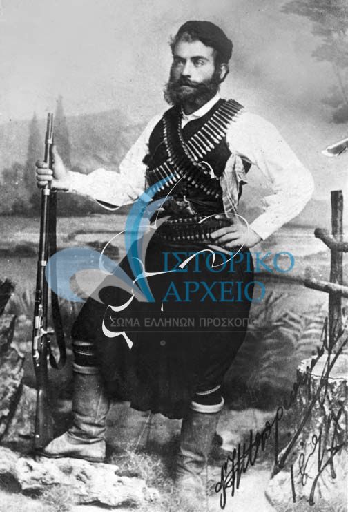 Ο Χρήστος Μπιρσιμιτζάκης ήταν Γενικός Έφορος το 1926. Είχε συμμετέχει στην Επανάσταση της Κρήτης, απ΄όπου και η αναμνηστική φωτογραφία με την παραδοσιακή ενδυμασία της περιοχής.