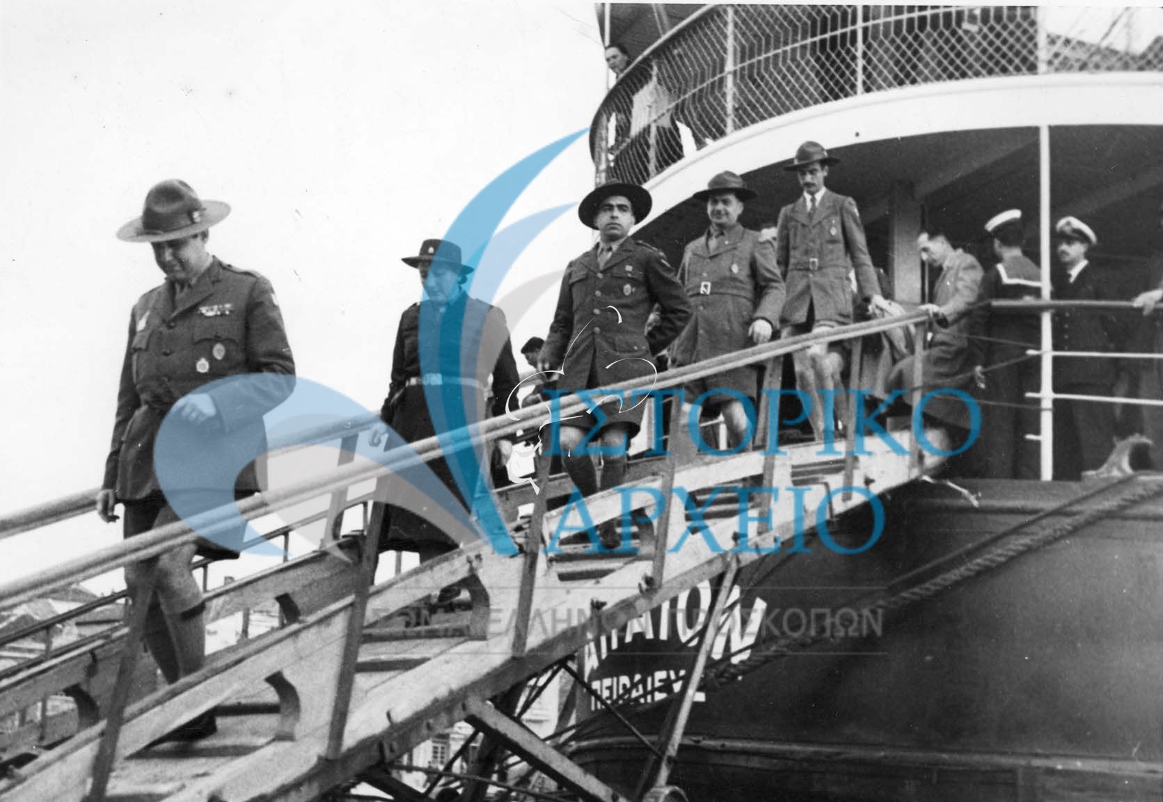 Ο ΓΕ Δ. Αλεξάτος αποβιβάζεται από το πλοίο στο Λιμάνι της Μυτιλήνης προκειμένου να επισκεφτεί το νησί τον Μάρτιο του 1951.