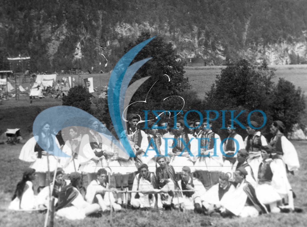 Η ελληνική προσκοπική αποστολή με εθνικές ενδυμασίες σε φωτογραφία στο χώρο κατασκήνωσης του Τζάμπορη της Αυστρίας το 1951.