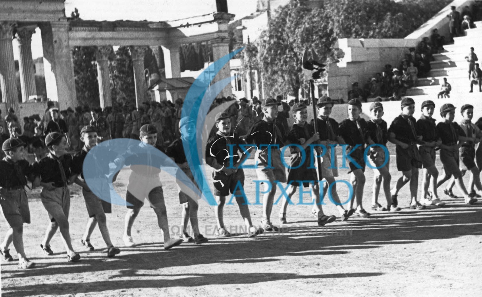 Λυκόπουλα εισέρχονται στο Παναθηναϊκό Στάδιο για την επίδειξη των προσκόπων της Αθήνας τον Μάιο του 1949.