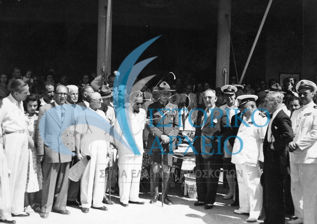Ο Υπουργός Εμπορικής Ναυτιλίας Κιζάκης απονέμει τα έπαθλα στους νικητές των Ναυτοπροσκοπικών Αγώνων του 1948 στο Φάληρο. Στο μέσο με στολή ο Αντ. Μπενάκης και ο Η. Ησαϊας με τον πρόεδρο του ΤΠΣ Αθηνών.