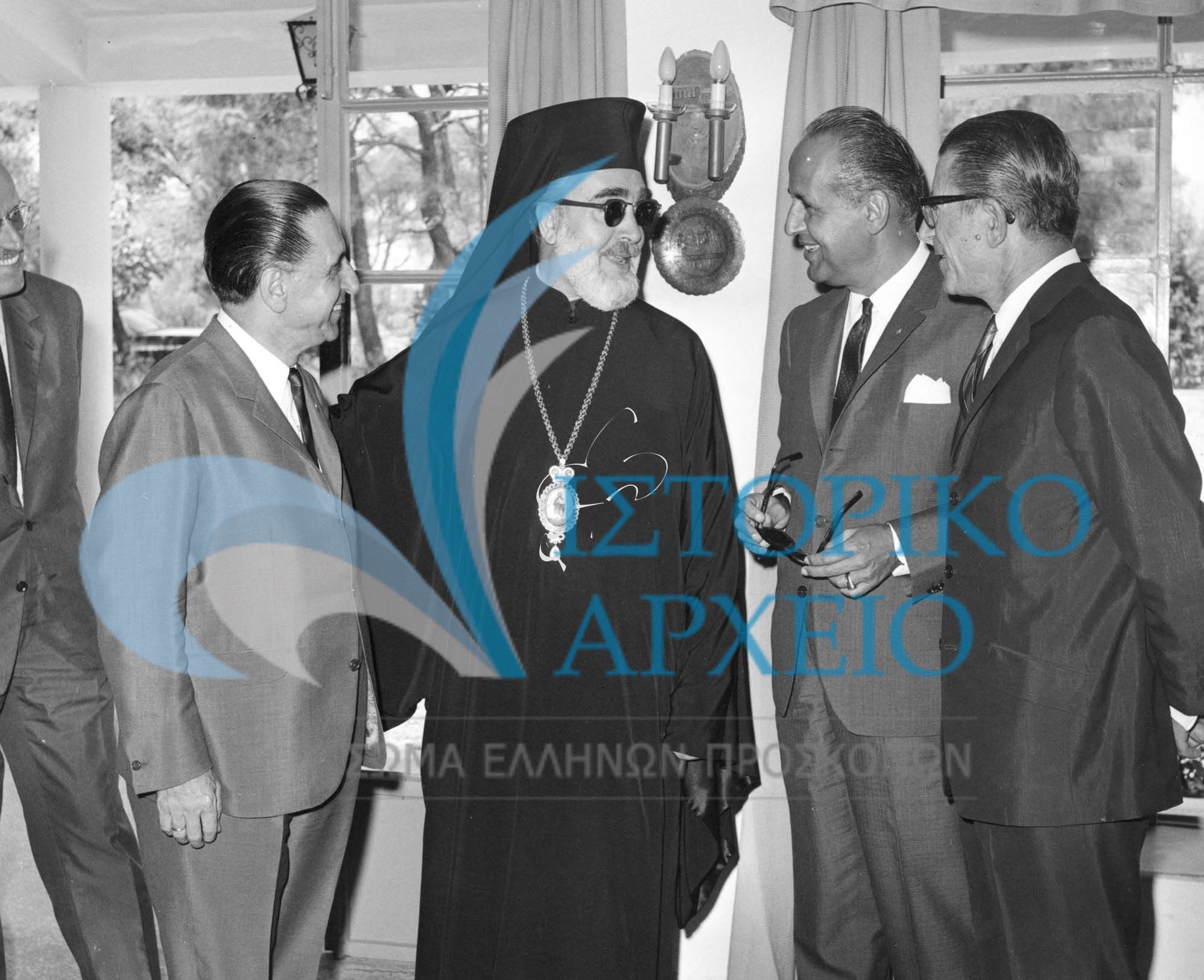 Ο ΓΕ Δ. Αλεξάτος με τον Δ. Μακρίδη υποδέχονται στο ΠΥΒΑ τον Αρχιεπίσκοπο Αμερικής Ιάκωβο το 1968.