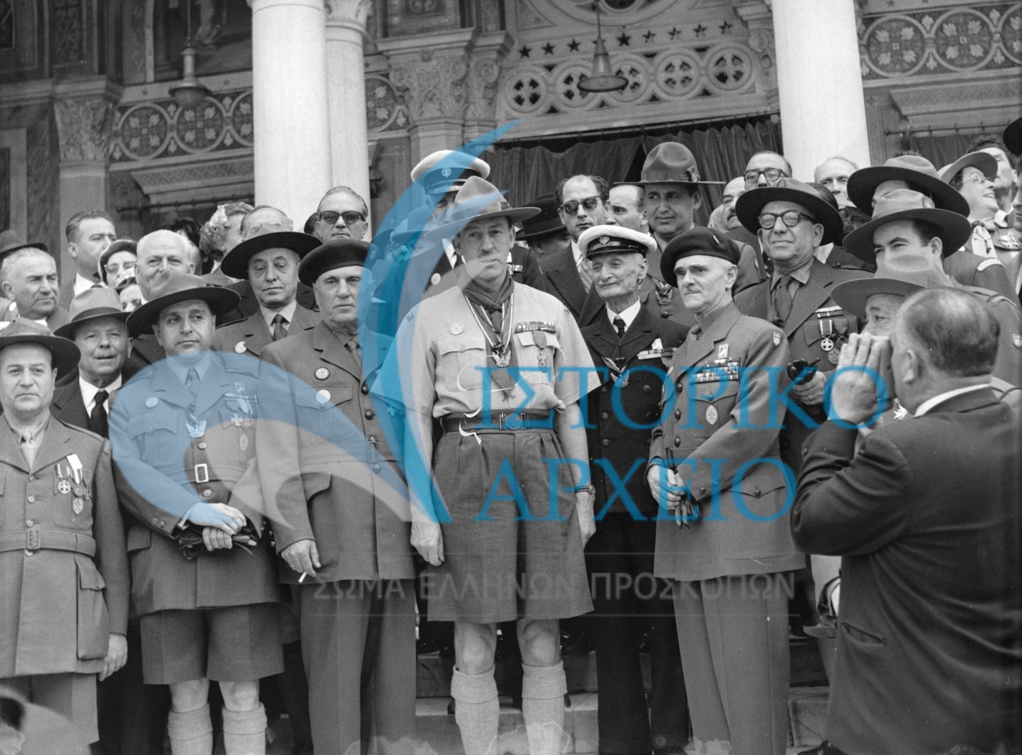 Ο Διευθυντής του Παγκόσμιου Προσκοπικού Γραφείο Στρατηγός Σπράυ με τον ΓΕ Δ. Αλεξάτο και μέλη του ΔΣ του ΣΕΠ (διακρίνονται οι Δ. Μακρίδης και Μιχ. Σοφιανός)  στην Μητρόπολη κατά την δοξολογία για το εορτασμό του Ιωβηλαίου του ΣΕΠ το 1960. 