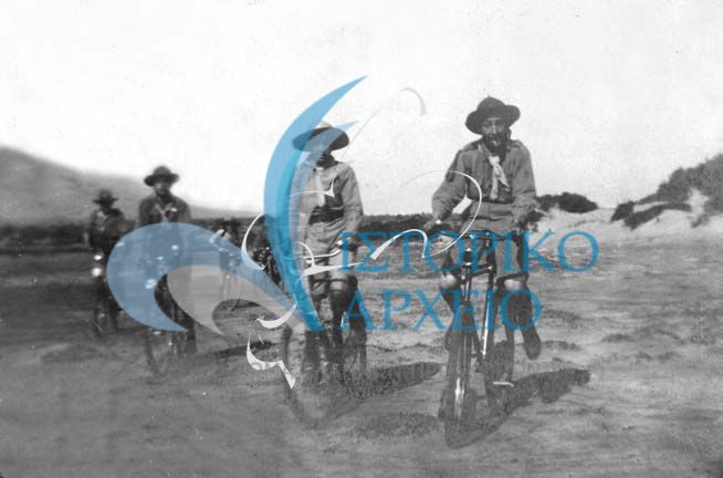 Πρόσκοποι της 7ης Ομάδας Αθηνών σε εκδρομή με ποδήλατα στην Γλυφάδα το 1913.