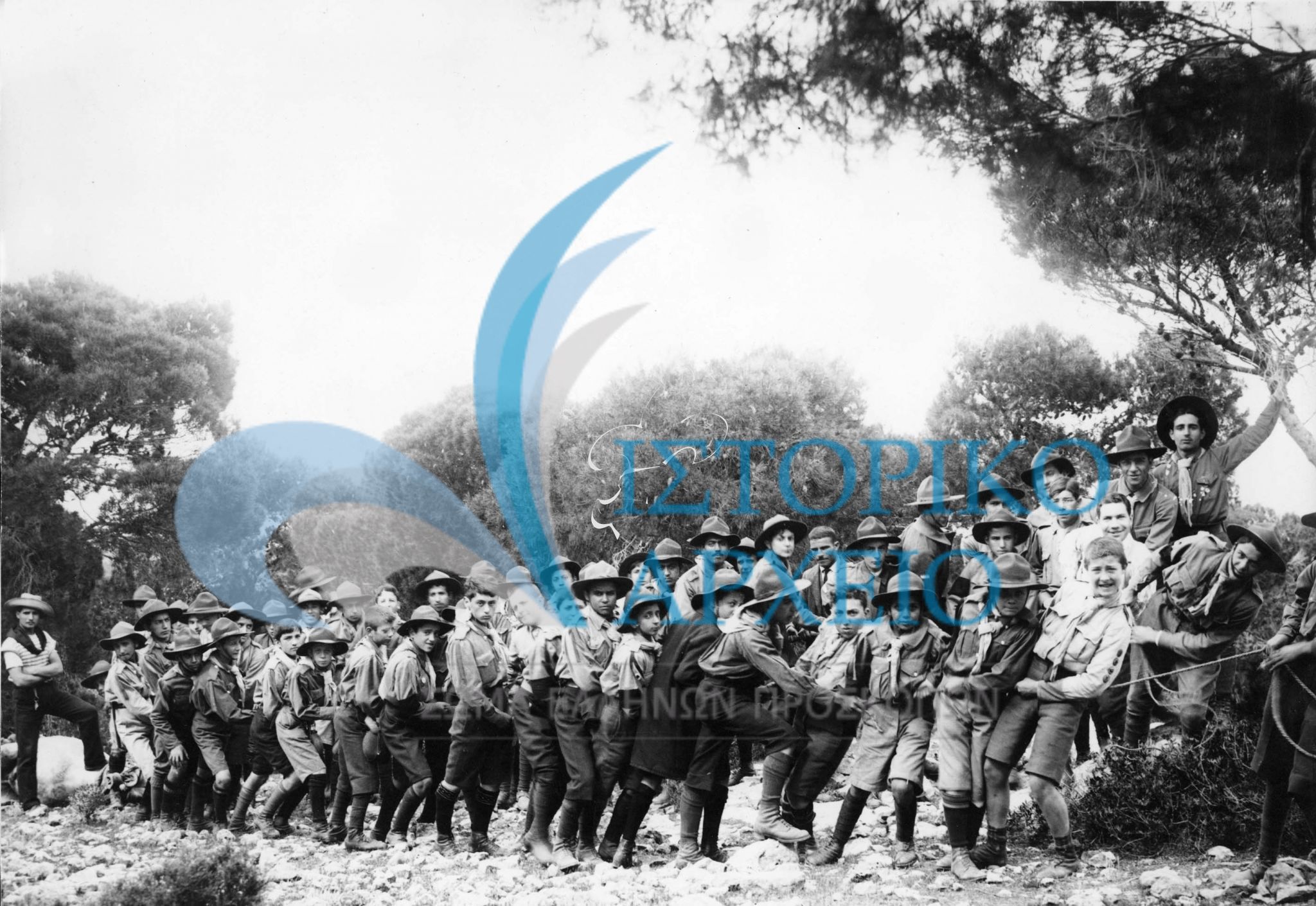 Πρόσκοποι της 3ης Ομάδας Αθηνών σε ώρα παιχνιδιού κατά τη διάρκεια εκδρομής το 1913.