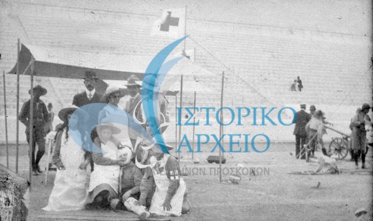 Οι πρώτες ελληνίδες πρόσκοποι σε σταθμό πρώτων βοηθειών κατά την επίδειξη στο Παναθηναϊκό Στάδιο το 1914.