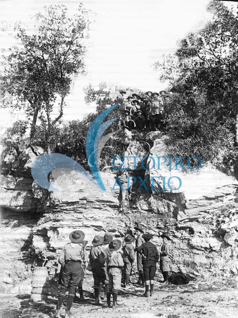 Ο υπαρχηγός της 5ης Ομάδας Αθηνών Λ. Τραγάλος εκγυμνάζει νέους προσκόπους σε εκδρομή το 1913.