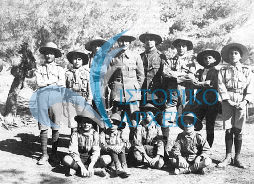 Η 8η Ομάδα Αθηνών σε εκδρομή το 1917 με αρχηγό τον Λεωνίδα Πτέρη και υπαρχηγό τον Σπ. Ράνιος.