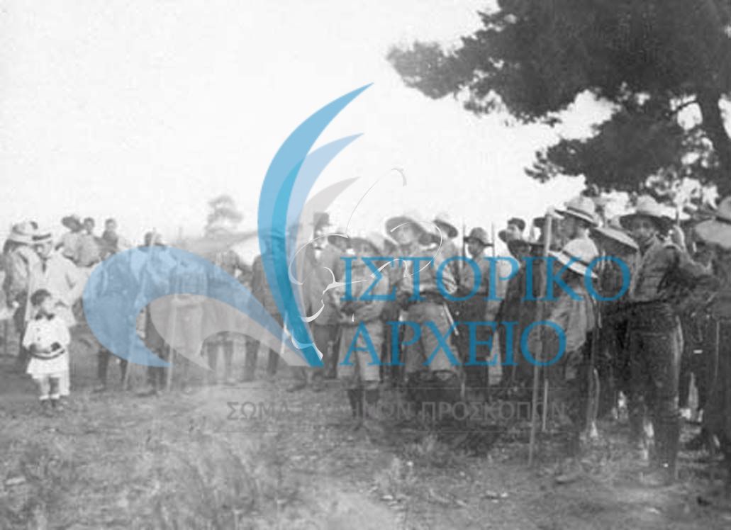 Ο πρωθυπουργός Ελ. Βενιζέλος παρακολουθεί επίδειξη σηματοδοσίας στην εκδρομή των πρώτων προσκόπων στη Μαγκουφάνα (σημερινή Πεύκη) το 1912.