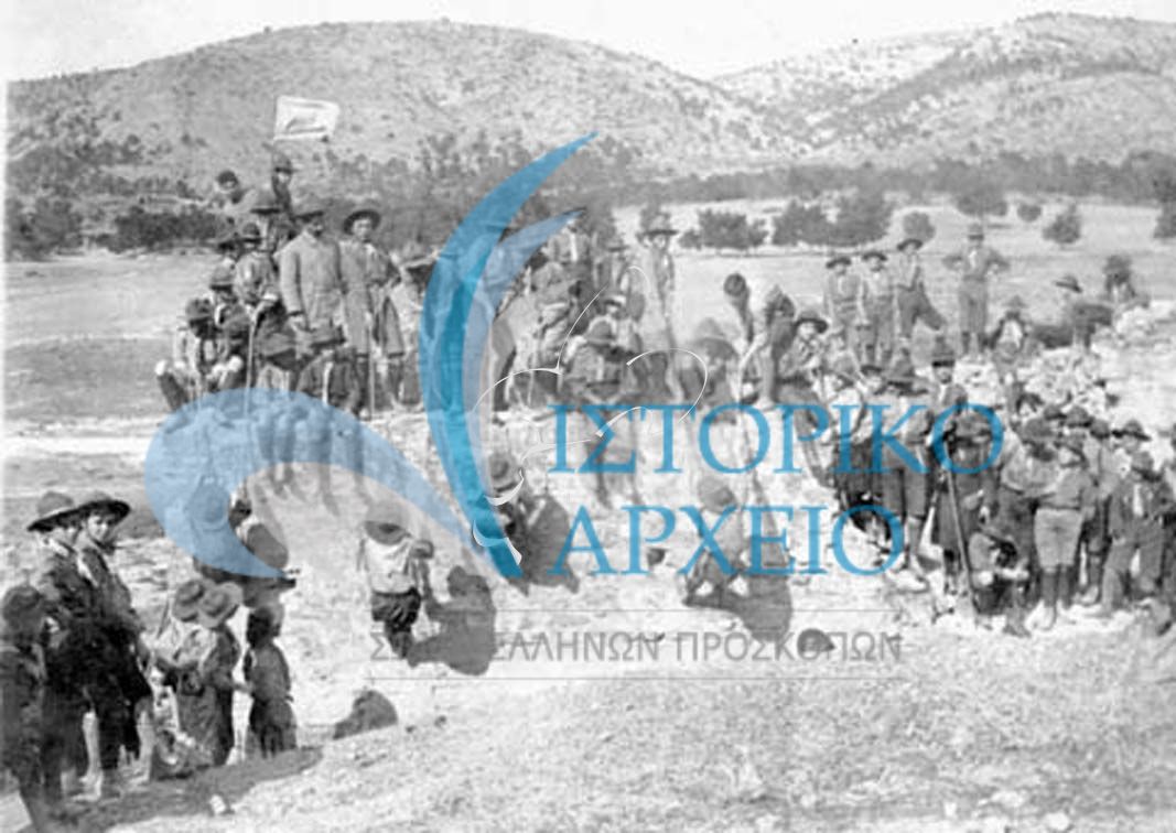 Πρόσκοποι της Αθήνας με τον Αθ. Λευκαδίτη (όρθιος αριστερά) σε εκδρομή στο Δαφνί το 1913. Εδώ σε άσκηση αναρίχησης με σκοινιά. Την φωτογραφία δώρησε ο αρχηγός Ι. Πεσματζόγλου στον Αθ. Λευκαδίτη.
