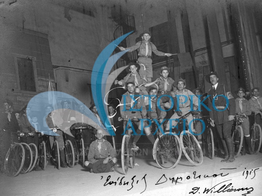 Η ποδηλατική ομάδα με αρχηγό τον Ζαχαρία Νεόφυτο κατά την προσκοπική επίδειξη στο Δημοτικό Θέατρο Αθηνών τον Ιανουάριο του 1915.