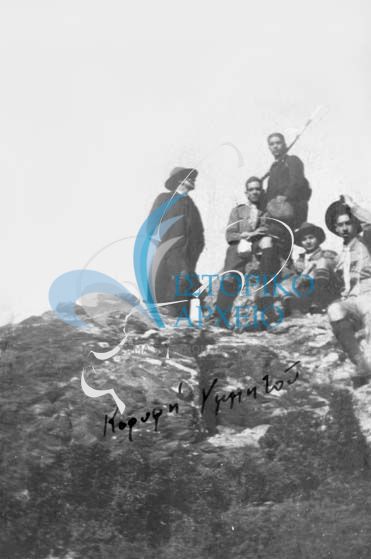 Πρώτοι πρόσκοποι της Αθήνας σε εκδρομή στη κορυφή του Υμηττού το 1913.