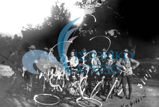Οι πρόσκοποι της 7ης Ομάδας Αθηνών σε εκδρομή με ποδήλατα στη Κηφισιά το 1913.