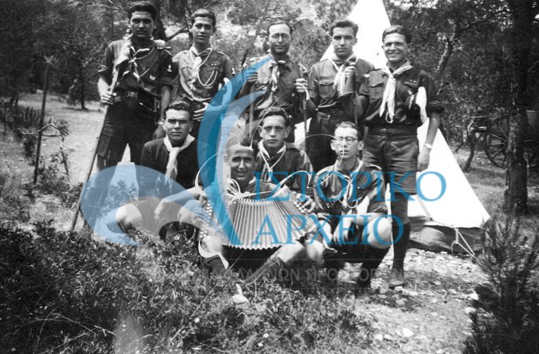 Οι ακρίτες της 9ης Αθηνών, οι πρώτοι ανιχνευτές, ως βοηθοί στη κατασκήνωση της Βάρκιζα το 1939.
