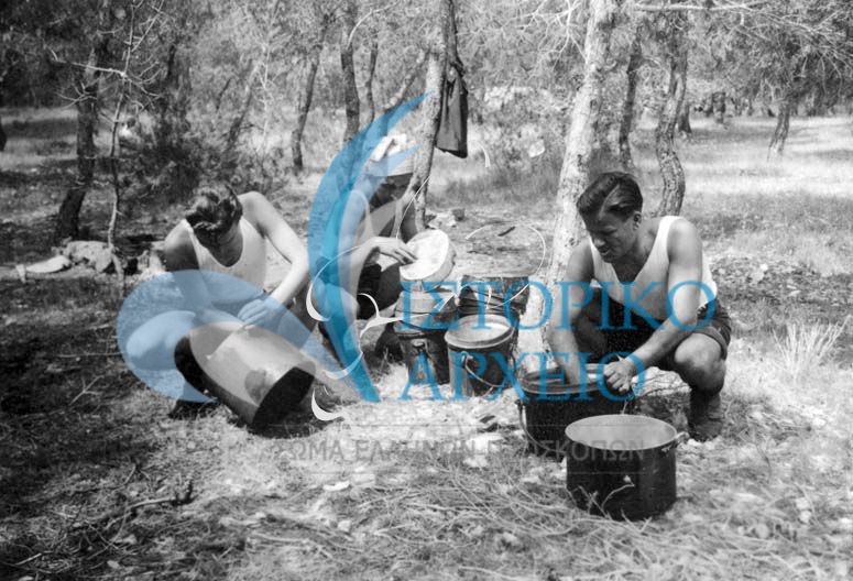 Πρόσκοποι της 9ης Αθηνών καθαρίζουν τα μαγειρικά σκεύη της κατασκήνωση στη Βάρκιζα το 1939.