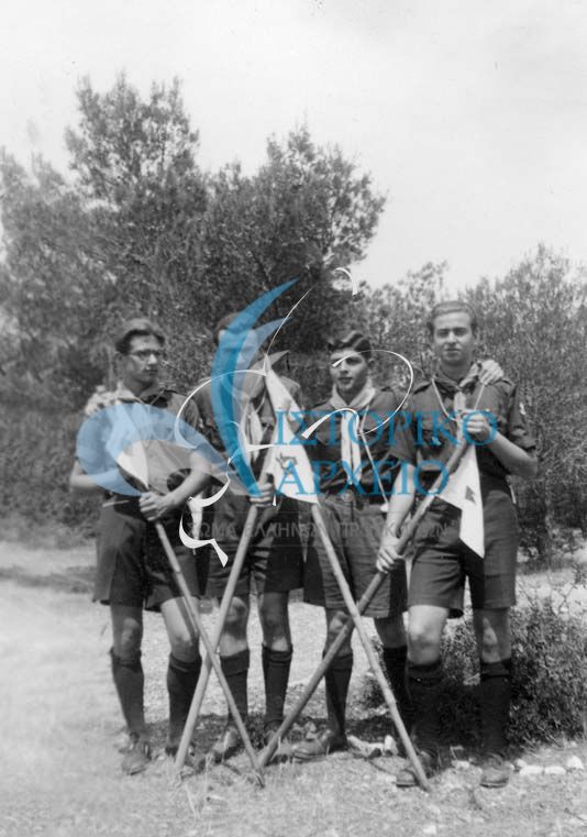 Οι ενωμοτάρχες της 9ης Ομάδας Αθηνών στη κατασκήνωση στη Βάρκιζα το 1939.