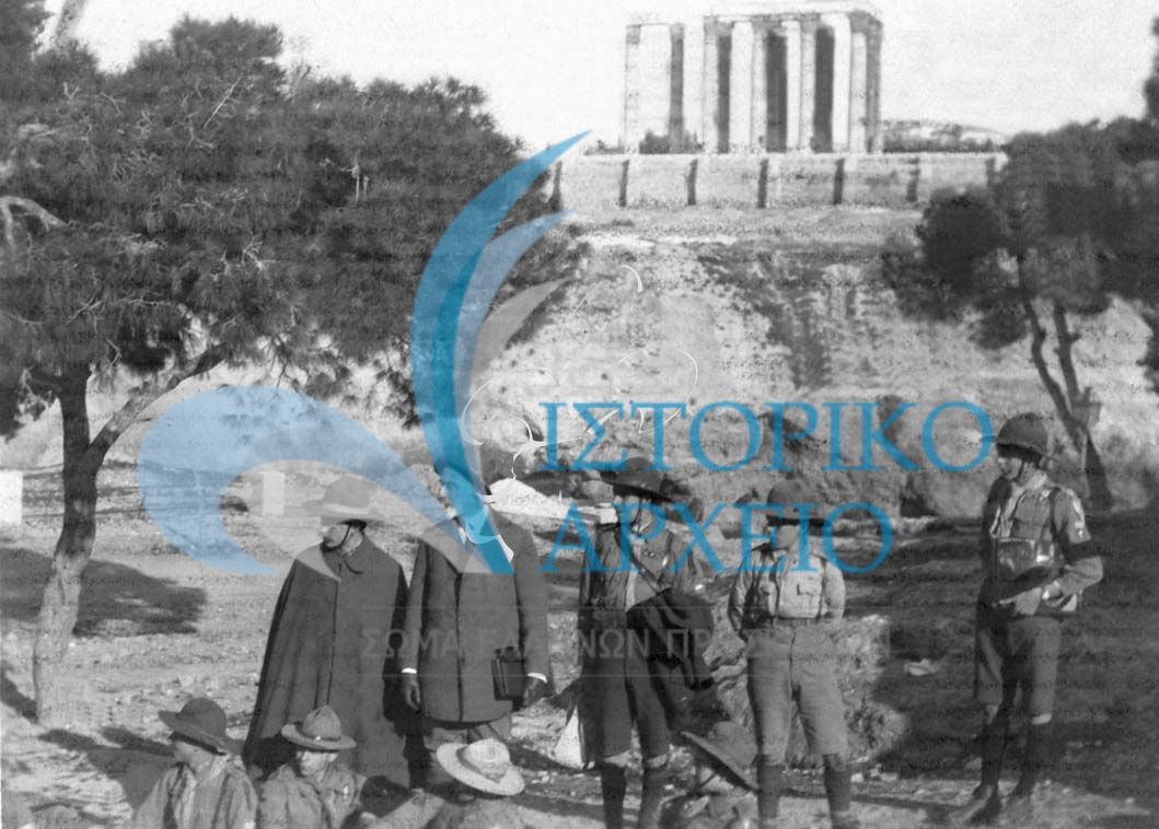 Πρόσκοποι στην περιοχή της Αγίας Φωτεινής Ιλισσού κατά την διενέργεια της Γενικής Απογραφής Πληθυσμού τον Ιανουάριο του 1918. Διακρίνονται οι: Κ. Μελάς, Π. Καρατζάς, Σπ. Λορέντζος, Αλ. Δεμερτζής, Α. Γεωργαντάς, Γ. Μίνδλερ