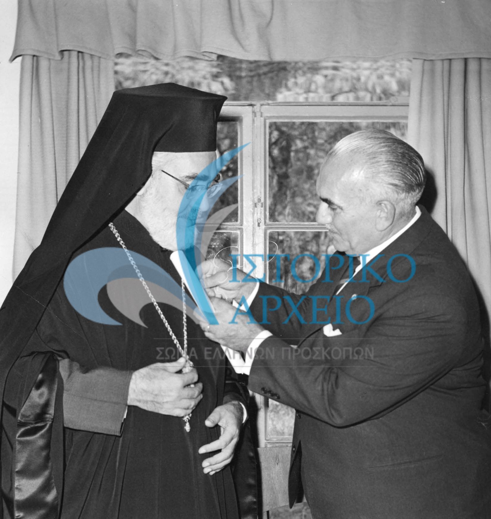 Ο Στρατηγός Παυλίδης ως Πρόεδρος του ΔΣ του ΣΕΠ απονέμει το Μετάλλιο του Αργυρού Φοίνικα στον Αρχιεπίσκοπο Αμερικής Ιάκωβο το 1966.