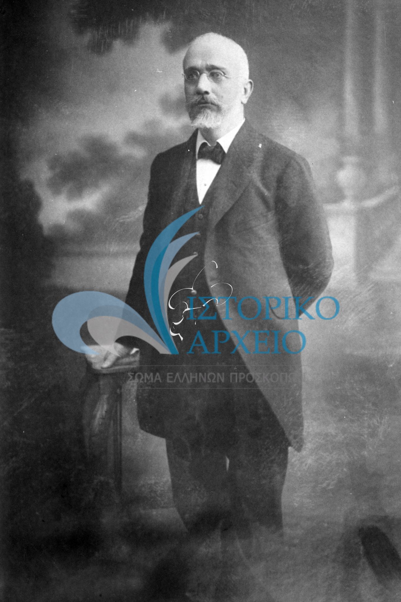 Η συγκεκριμένη φωτογραφία συνόδευσε την τρίτη δωρεά του πρωθυπουργού Ελευθερίου Βενιζέλου προς το Σώμα Ελλήνων Προσκόπων τον Απρίλιο του 1914. Στο κάτω μέρος της φωτογραφίας μαζί με την ιδιόχειρη υπογραφή του Ελ. Βενιζέλου έγγραψε: "Εις του Προσκόπους "Αιέν Αριστεύειν". Έκτοτε η προτροπή τού καθιερώθηκε να συνοδεύει μαζί με το "Έσο έτοιμος" το Ελληνικό Προσκοπικό Έμβλημα.