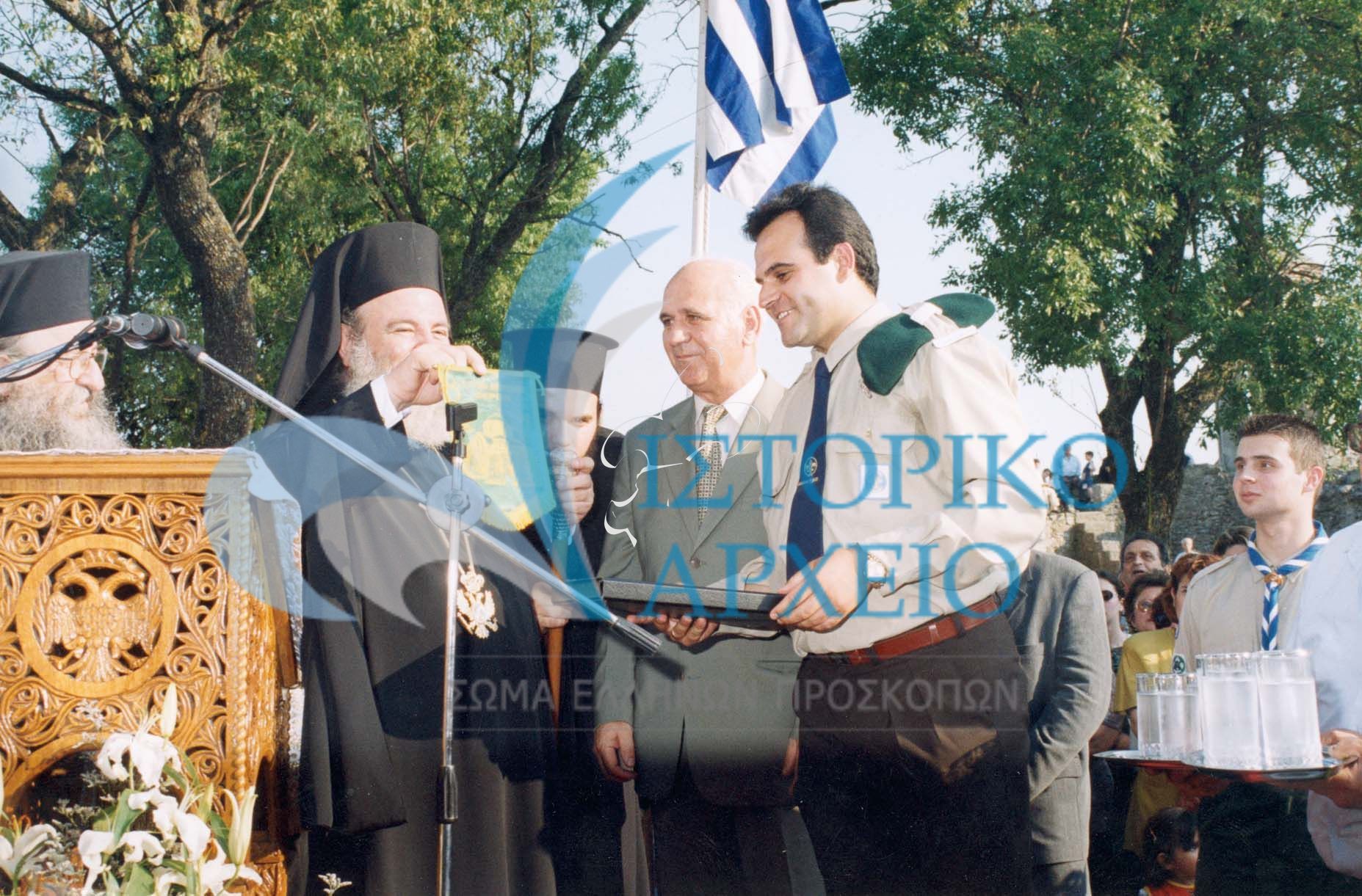 Ο Αρχιεπίσκοπος Αθηνών Χριστόδουλος σε ανταλλαγή αναμνηστικών με τους προσκόπους Φερρών Έβρου το 1999.