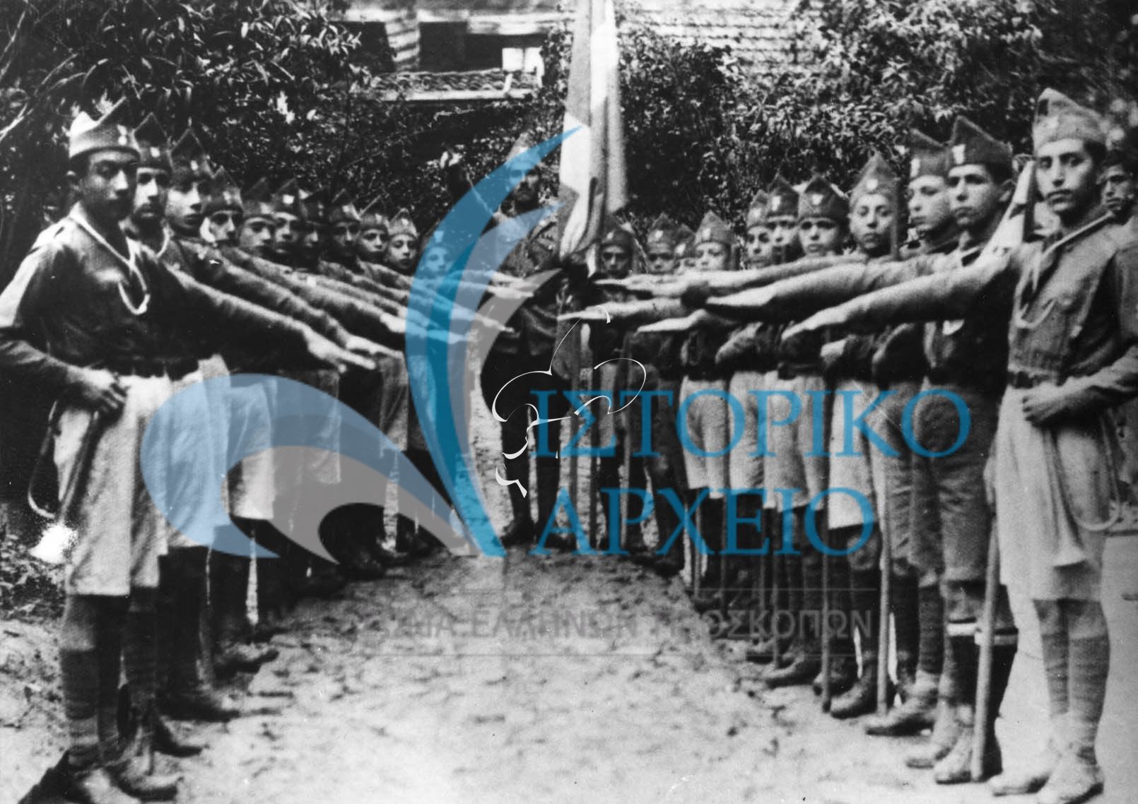 Η ελληνική προσκοπική ομάδα Νικομήδειας Μικράς Ασίας με την σημαία και τον αρχηγό της.