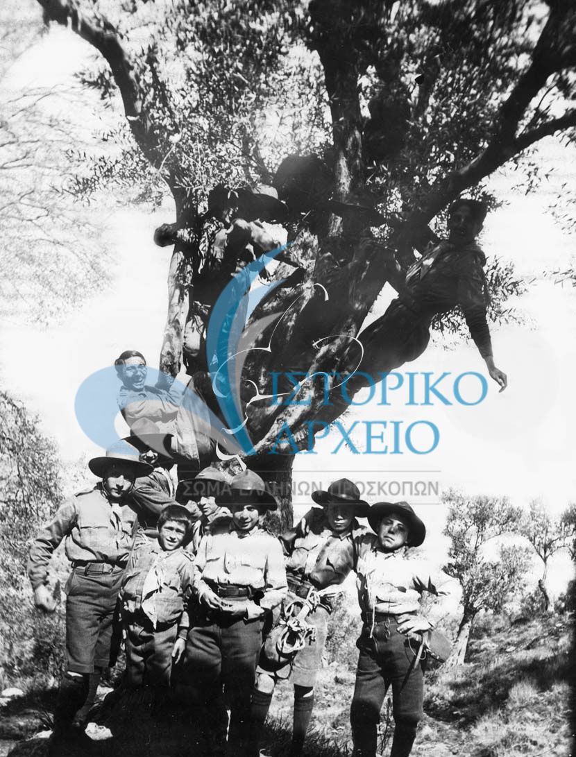 Αναμνηστική φωτογραφία από εκδρομή της 6ης Ομάδας Αθηνών το 1914.