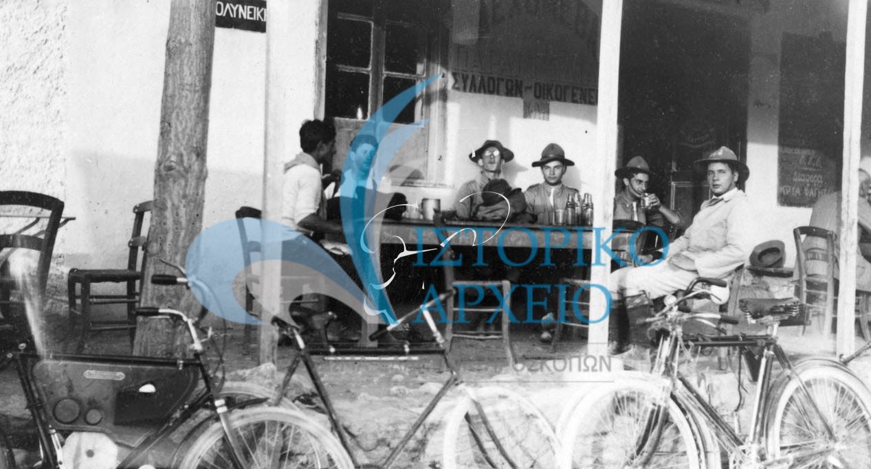 Οι ποδηλάτες πρόσκοποι της 7ης Ομάδας Αθηνών σε στάση σε καφενείο του Δαφνίου (Χαϊδάρι) καθ' οδόν για την εκδρομή στον Σκαραμαγκά το 1913. 
Στη φωτογραφία από αριστερά: Δ. Ορφανίδης, Κ. Εμπειρίκος, Θ. Δημητριάδης, Γ. Ζαλοκώστας, Γ. Ζάννος και Σ. Κατουμάς.