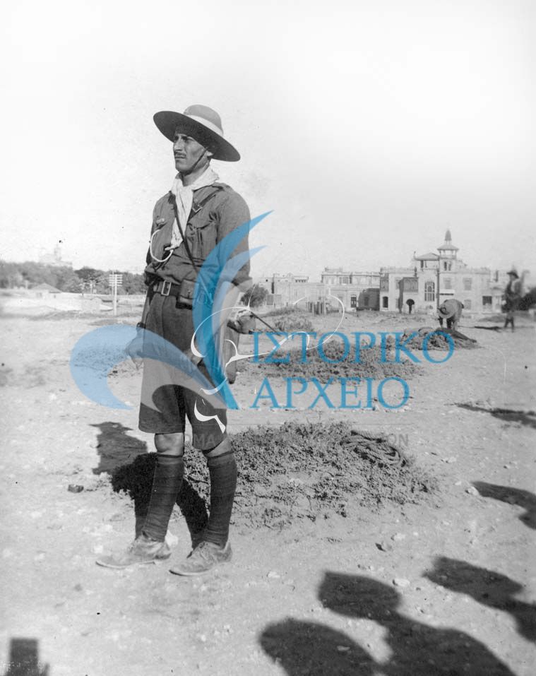 Ο Γενικός Έφορος Λεωνίδας Πτέρης ως αρχηγός της 6ης Ομάδας Αλεξανδρείας σε εκδρομή το 1914.