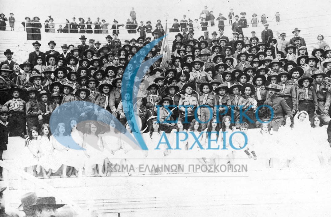 Πρόσκοποι φροντίζουν για την τήρηση της τάξης στο Στάδιο κατά την επίδειξη χορού της αγγλίδας Loie Fuller το 1914.