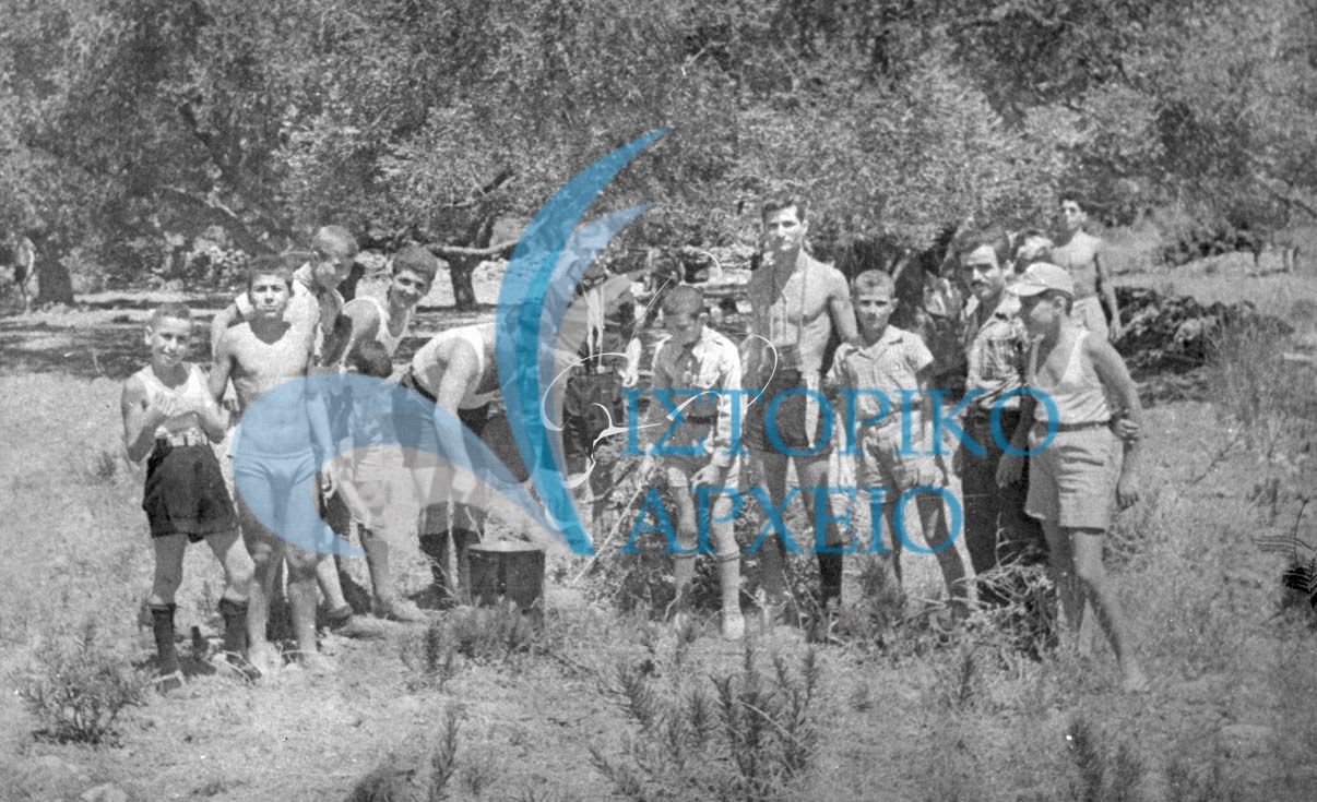 Πρόσκοποι του Ρεθύμνου περιμένωντας το φαγητό μετά το πρώτο θαλασσινό μπάνιο της κατασκήνωσης στο Όρμο Πλακιά το 1959.
