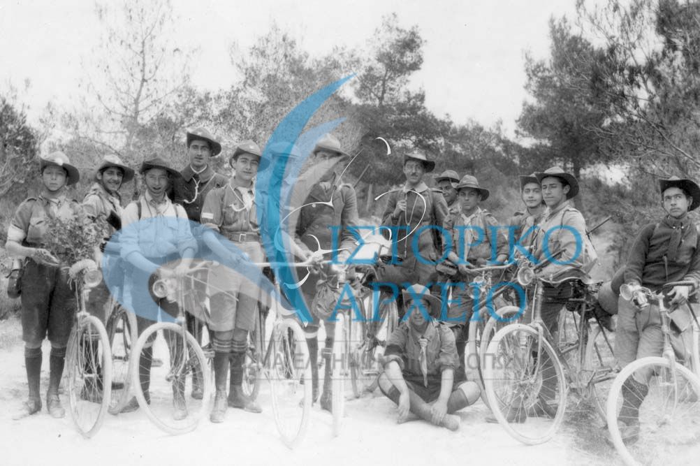 Ποδηλάτες πρόσκοποι της 7ης Ομάδας Αθηνών αγγελιοφόροι κατά την διάρκεια των Βαλκανικών Πολέμων το 1912. Διακρίνεται ο αρχηγός Ζ. Νεόφυτος και ο υπαρχηγός Β. Ράνιος.