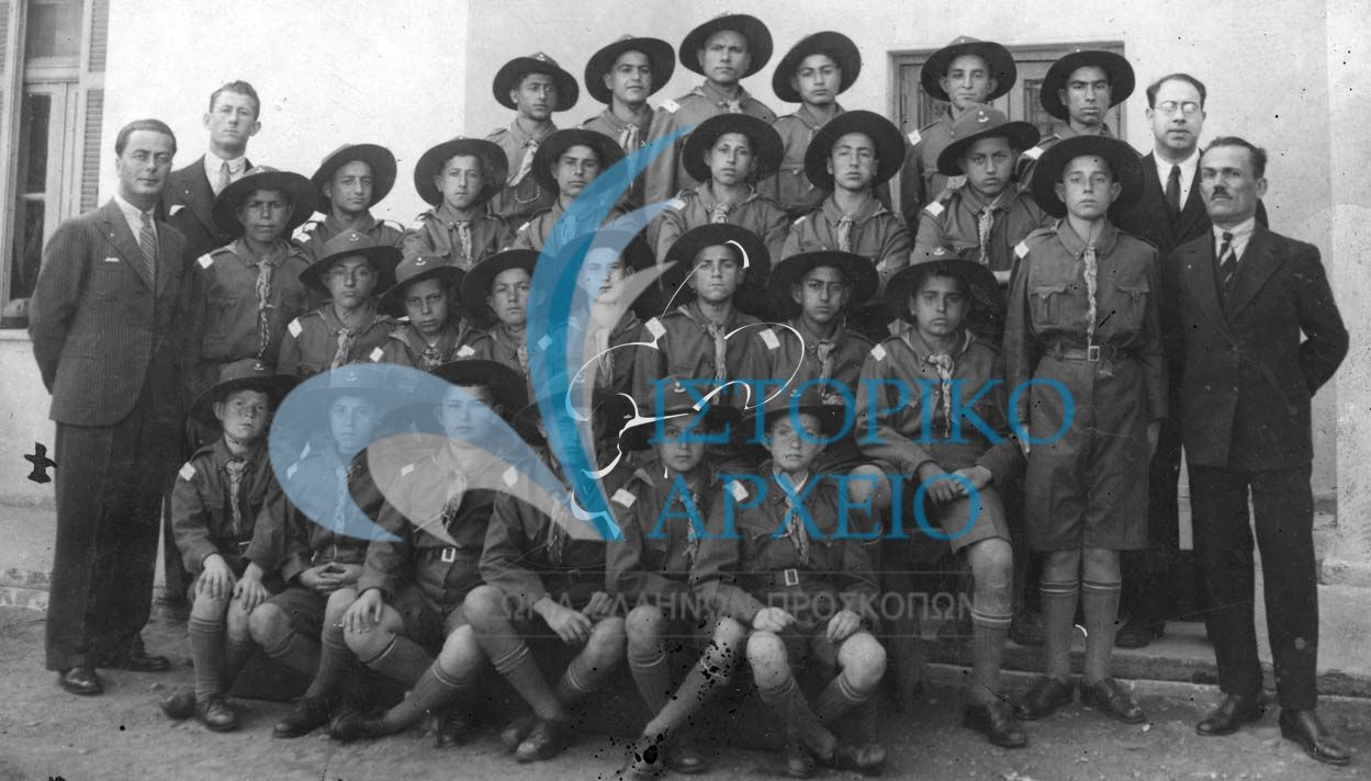 Αναμνηστική φωτογραφία της 1ης Ομάδας Προσκόπων Άνδρου το 1917. Δεξιά ο αρχηγός της Δ. Σαραντόπουλος.