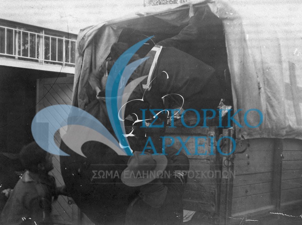 Πρόσκοποι της Αθήνας βοηθούν στην περισυλλογή ρούχων για του πυροπαθείς της Θεσσαλονίκης το 1918.