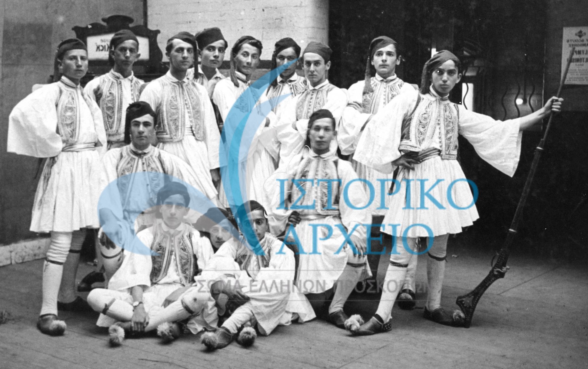 Η ελληνική προσκοπική αποστολή στο Τζάμπορη του Λονδίνου το 1920 φορώντας παραδοσιακές ενδυμασίες.